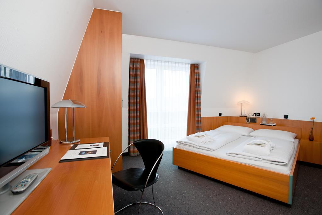 Hotel Plaza Дуйсбург Екстериор снимка